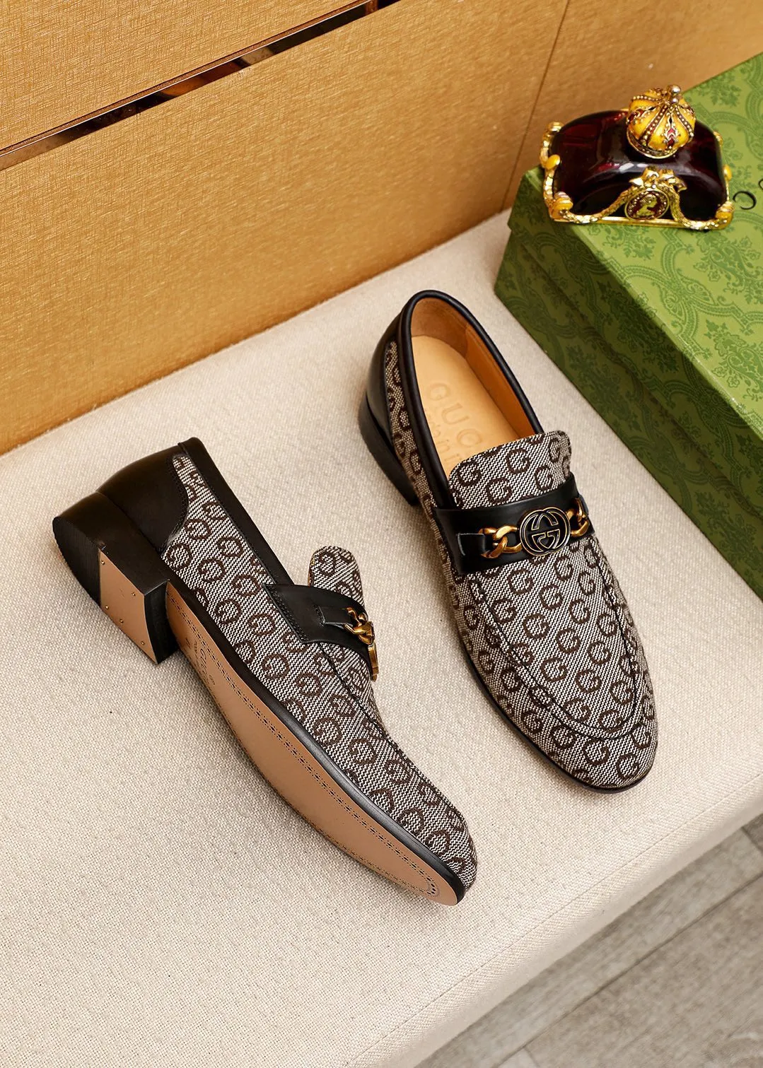 Men's shoes 💰462 💐 Product trademark: GUCCI "Gucci" casual leather shoes Regular size: 38-44 (45.46.47🉑️Customized) Product materials: Selected imported first-layer fabric upper + luxury hardware buckle, imported cowhide leather lining. Strong three-dimensional visual effect, original outsole color: 1⃣️color optional